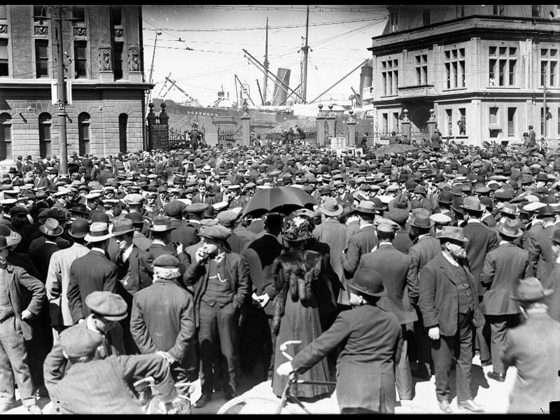 full_Crowd_at_Queens_Wharf__Wellington__during_the_1913_Waterfront_Strike.